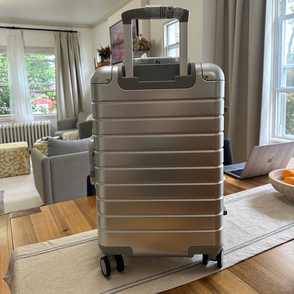 Away The Bigger Carry-On: Aluminum Edition - Brand new in box - Picture 5 of 12